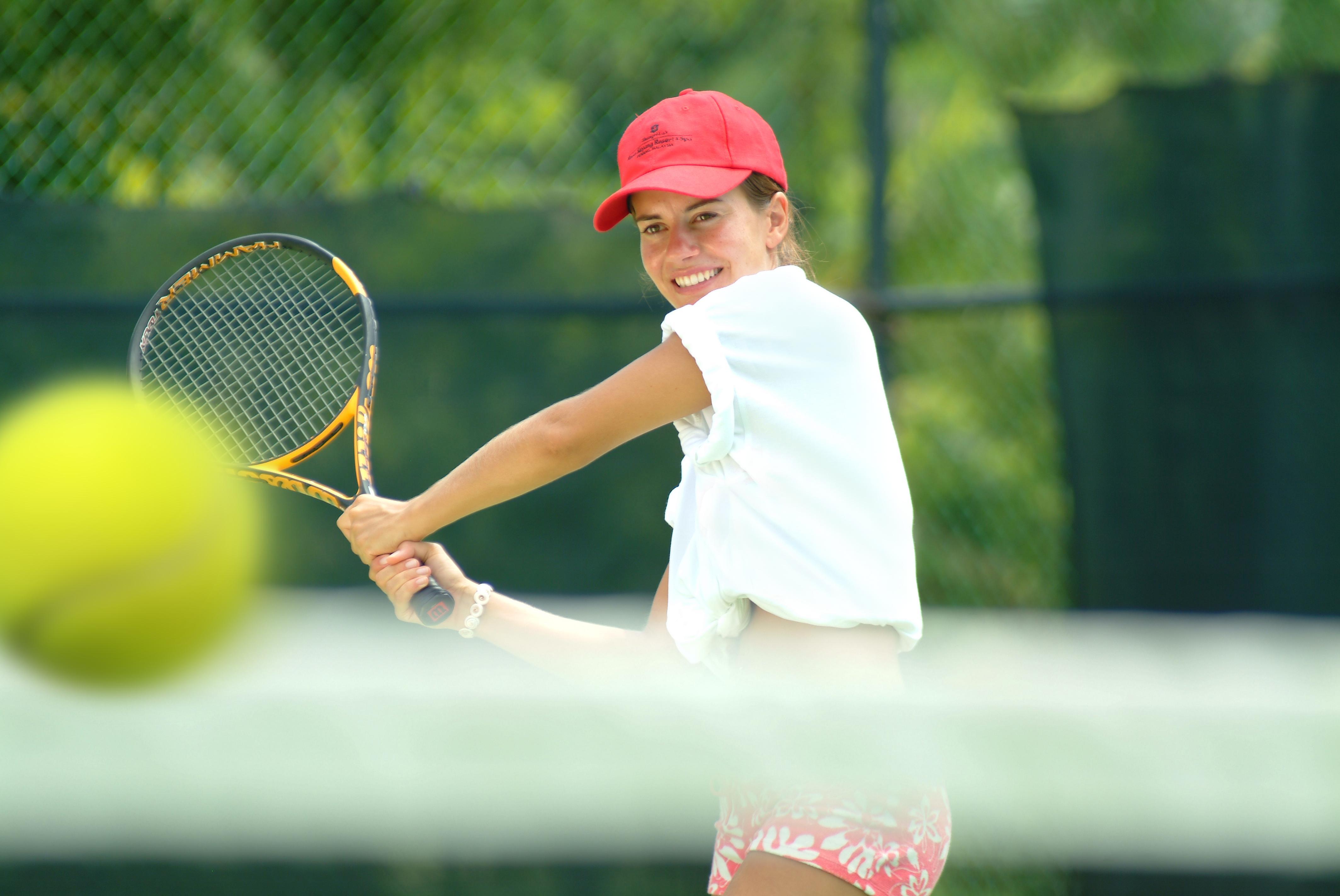 Shangri-La Rasa Sayang, Penang Batu Ferringhi Exterior foto A player preparing to hit a backhand